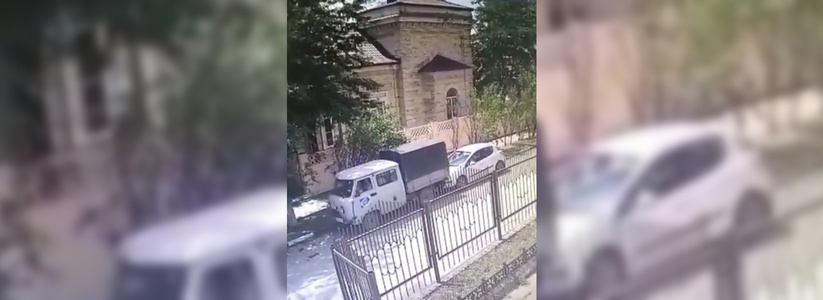 Спецавтомобиль новороссийского водоканала стукнул припаркованную иномарку и скрылся: инцидент попал на видео