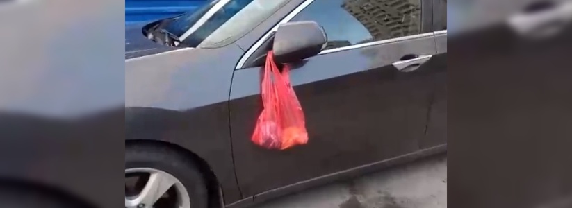 В Новороссийске неизвестные «украсили» припаркованные рядом с помойкой автомобили  пакетами с мусором: очевидцы сняли видео