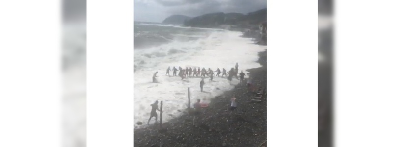 «Было очень страшно. Против таких волн человек бессилен»: новороссийцы сняли на видео спасение мужчины, который оказался в море во время шторма