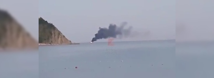 Судно с рыбаками на борту загорелось в Черном море: видео ЧП