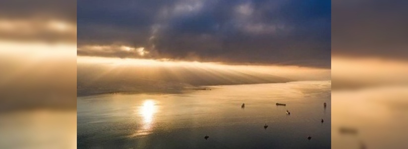 «Цемесская бухта в золоте»: новороссийский фотограф поделился волшебными панорамными снимками моря в лучах заката