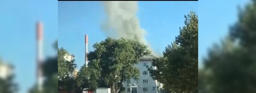 Крупный пожар случился в пятиэтажке на набережной Новороссийска: видео с места ЧП