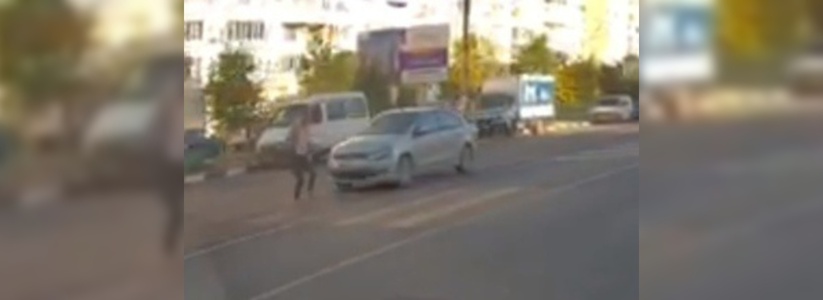 Видеорегистратор снял, как автомобиль сбивает девушку на «зебре» в Новороссийске