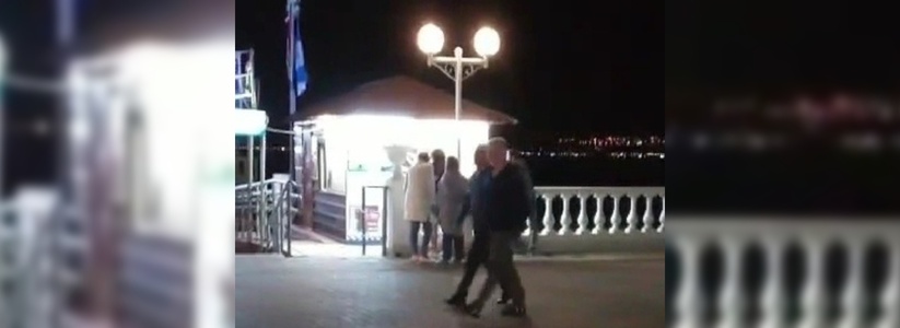 Абрамович и Кондратьев были замечены без охраны на набережной Геленджика: прохожие сняли видео