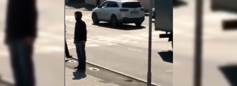 В Новороссийске странный мужчина несколько часов простоял неподвижно на улице: видео очевидцев