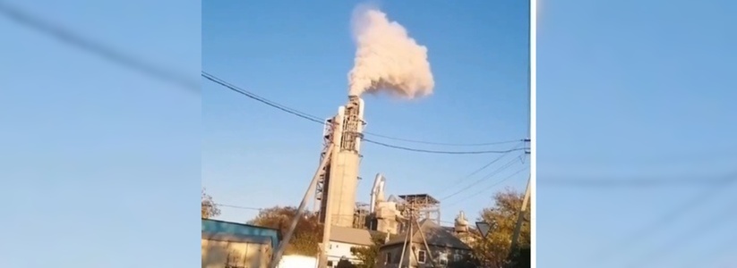 «Какой ужас!»: новороссийцы сняли на видео, как из трубы цемзавода поднимается столб густого серого дыма