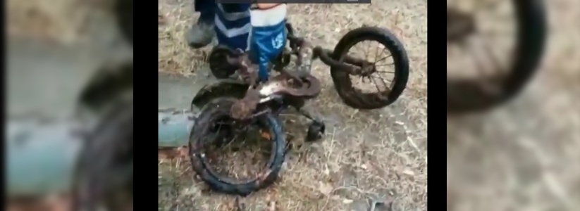 Детский велосипед нашли в канализационном колодце коммунальщики Новороссийска