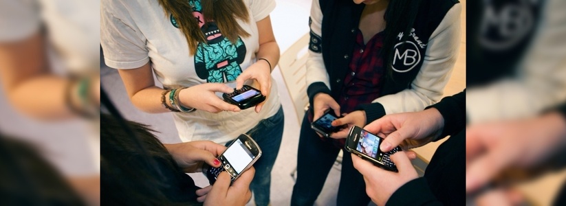 Роспотребнадзор предложил запретить использование смартфонов в школах