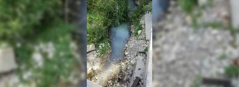 «Вонь стоит невыносимая!»: жители Новороссийска жалуются на слив нечистот в реку