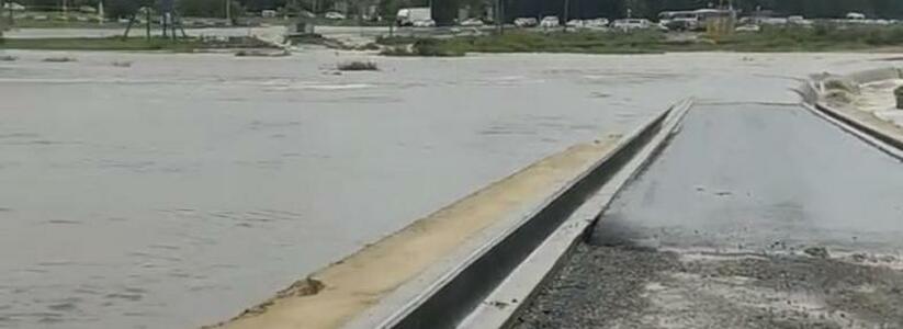 <p>По информации от местных жителей, ручей Можепсин вышел из берегов. Пятихатские пруды смыло. Люди спасают автомобилистов, попавших в беду. </p>