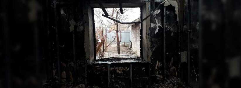 Хлопок и пламя: утром в пожаре в пригороде Новороссийска пострадал мужчина