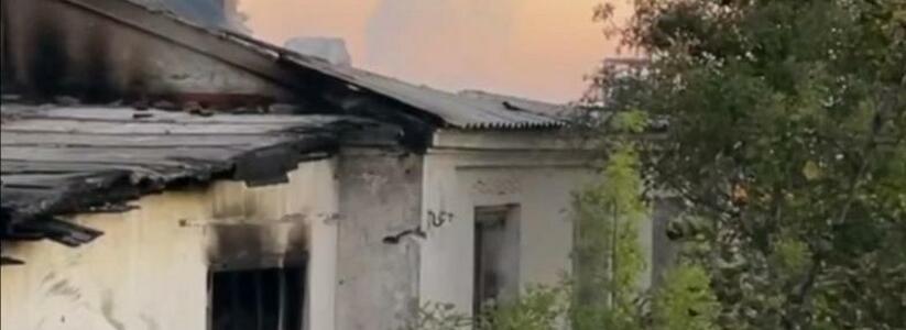 Рухнула крыша и внутренние стены: в Новороссийске повторно загорелась дача Медведева