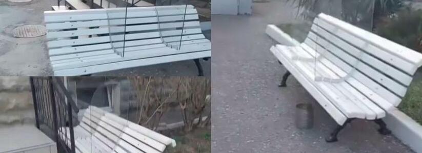 Антиковидные скамейки: в Геленджике на лавочках появились пластиковые разделители