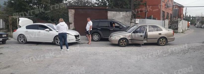 «Кидался на людей и бросал в них камни!»: в Новороссийске водитель в неадекватном состоянии устроил ДТП и попытался скрыться