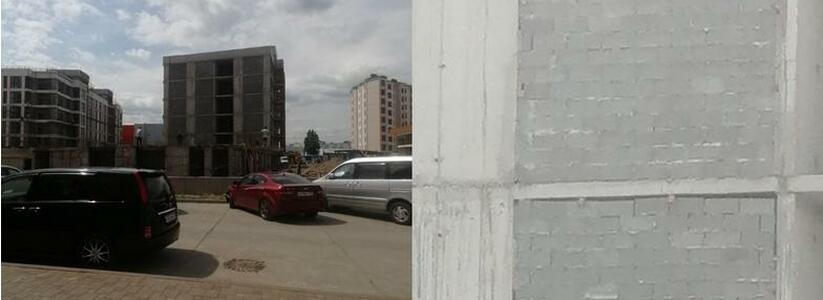 "Потом удивляются, что стены текут!": новороссийцы заметили щели в стенах строящегося элитного ЖК в Новороссийске