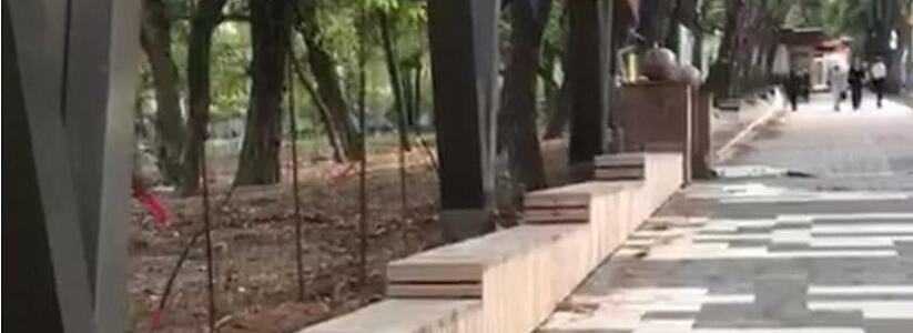 «Лавочка для сауны»: в парке Фрунзе Новороссийска мраморный парапет обшили деревом