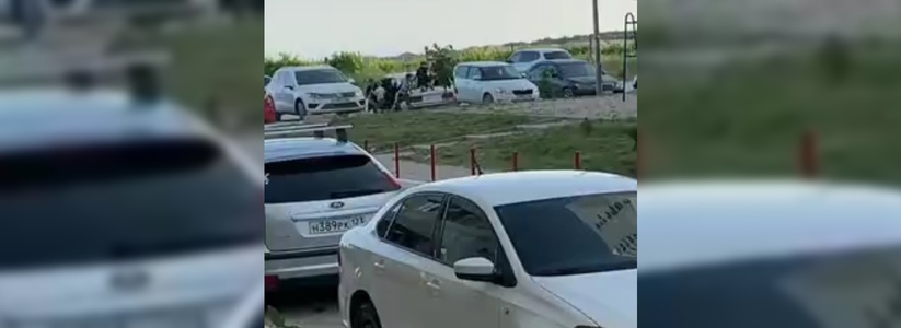 Новороссийцы засняли на видео, как дети прыгают по припаркованному во дворе автомобилю