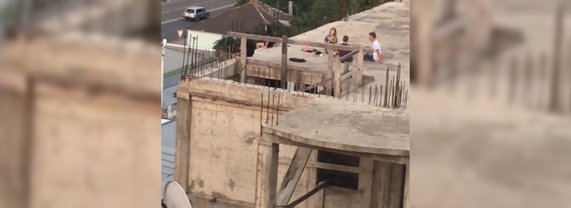  «Гуляют по крыше, сидят на самом краю»: в Новороссийске сняли на видео, как дети гуляют по заброшенной стройке, рискуя жизнью
