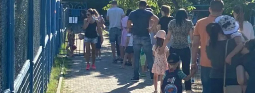 В Новороссийске дети и их родители по 20 минут стоят в очереди, чтобы попасть в детский сад