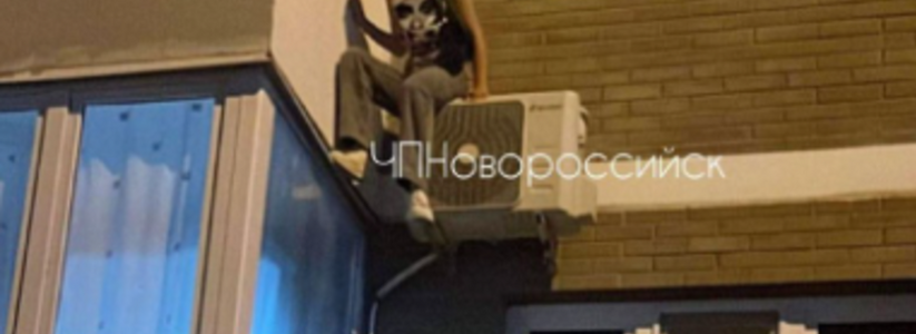 В Новороссийске девушка сбежала со свидания через окно второго этажа
