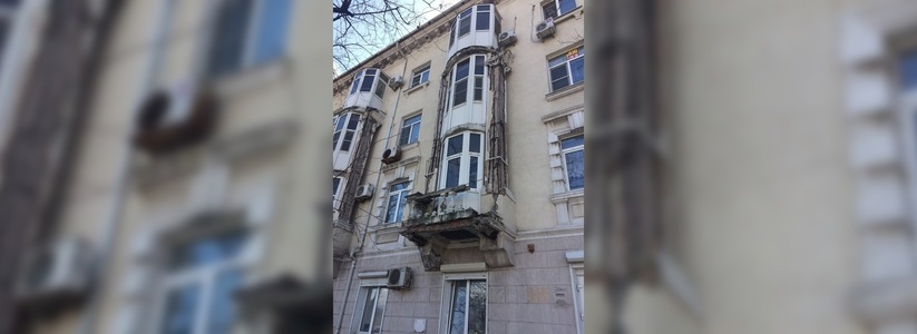 Обветшалые балконы дома на набережной Новороссийска отремонтируют