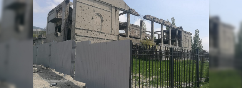 Администрация Новороссийска заставила подрядчика переделывать металлическое ограждение вокруг Дворца культуры Цементников