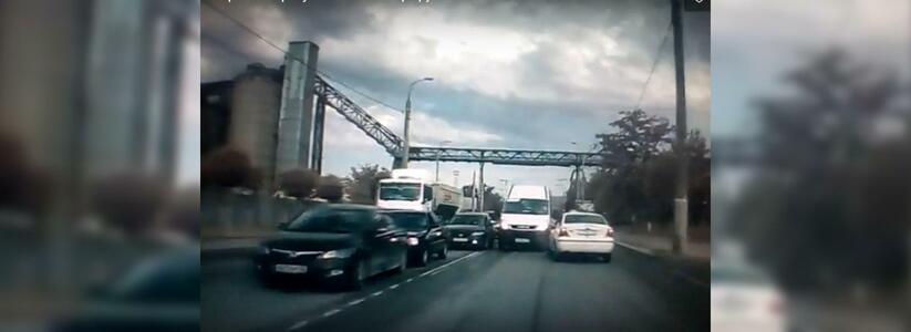 В Новороссийске очередной водитель маршрутки выехал на встречную полосу: пользователи выложили в сеть видео нарушения