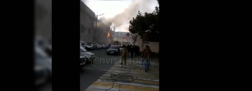 В центре Новороссийска горит гостиница. Видео с места пожара