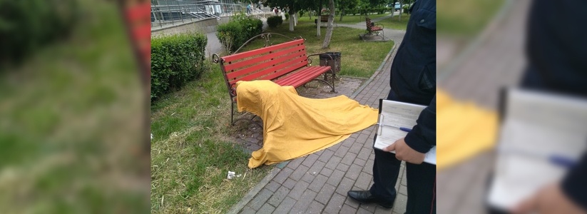 В Новороссийске на лавочке обнаружили мертвого мужчину