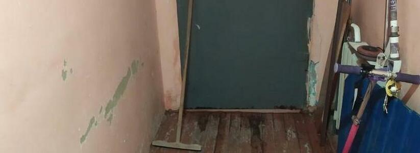 «НУК только дерет с нас деньги!»: жильцы дома на Прямой в Новороссийске, где два раза за неделю случился потоп, показали, в каком состоянии находится многоэтажка