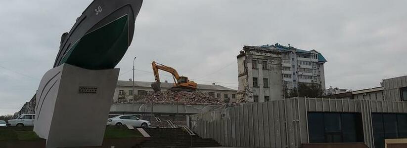 Четырехэтажное здание на набережной Новороссийска практически сровняли с землей