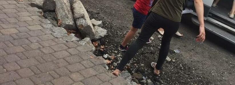 Новороссийцы пожаловались на разбитую дорогу в центре города после проведения ремонтных работ