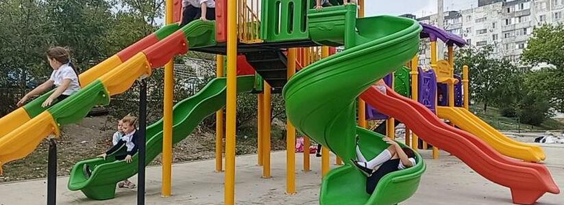 Жители Новороссийска пожаловались на состоянии детской площадки в своем дворе