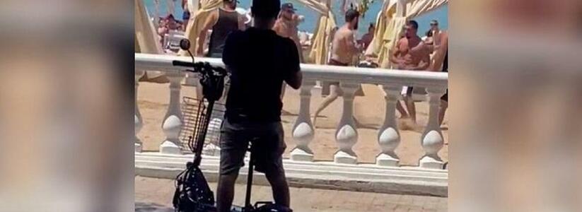 Турист подрался с охранником пляжа из-за неоплаченного лежака на пляже в Геленджике