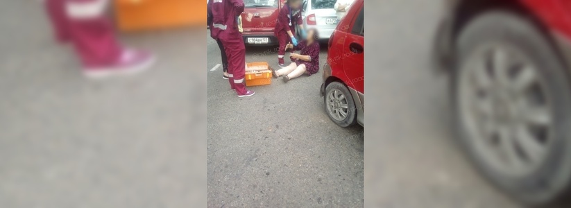 «Цвет настроения красный»: две дамы солидного возраста устроили драку на проезжей части в Новороссийске