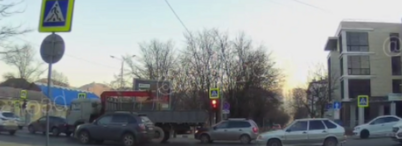 Авария, из-за которой стоял весь город: в Новороссийске столкнулись легковушка и контейнеровоз