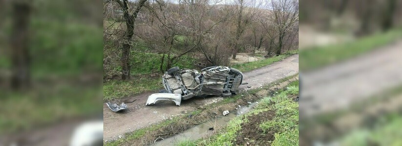 В результате жесткого ДТП под Новороссийском легковой автомобиль превратился в груду искореженного металла