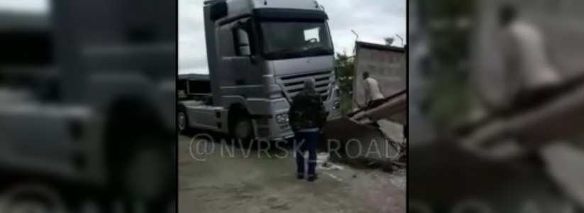 Под Новороссийском покатившийся грузовик переехал водителя