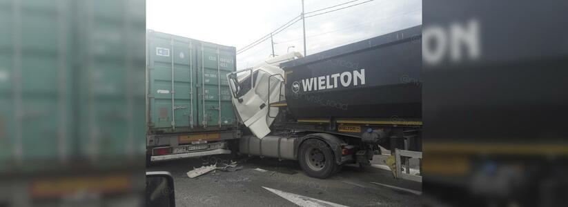 На трассе под Новороссийском столкнулись два грузовика