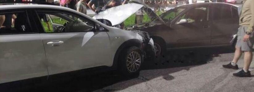 В Новороссийске на «квадрате» водитель без прав сбил девушку и повредил несколько авто
