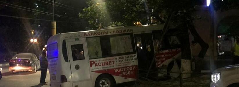 В Новороссийске маршрутку с пассажирами отбросило на тротуар, она врезалась в дорожный знак