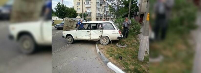 В Новороссийске в результате ДТП ВАЗ-2104 перевернулся на бок, сломав дерево