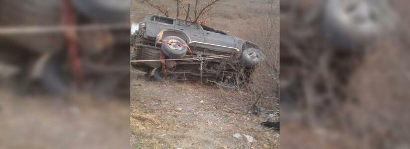 Под Новороссийском автомобиль кубарем покатился с горы и придавил водителя