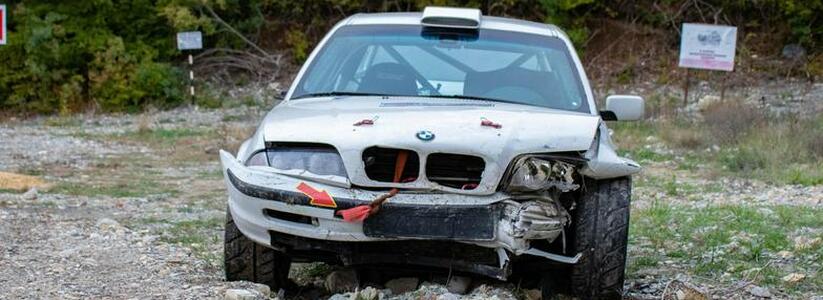 На ралли под Новороссийском автомобиль врезался в скалу