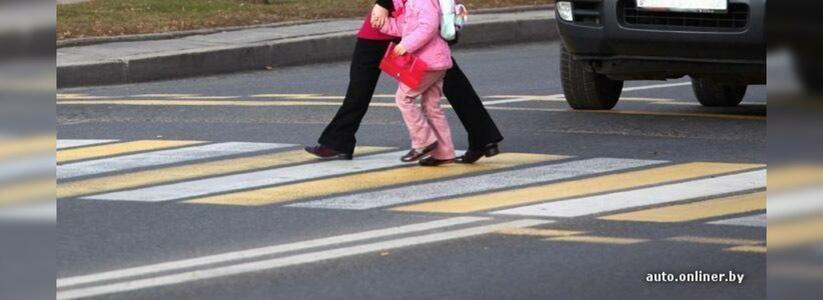 В Новороссийске иномарка сбила маму и ее маленькую дочь на пешеходном переходе