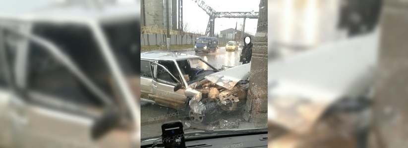 «Мужчина, зажатый в автомобиле, весь в крови висел вниз головой»: страшное ДТП под Новороссийском унесло жизни двоих человек