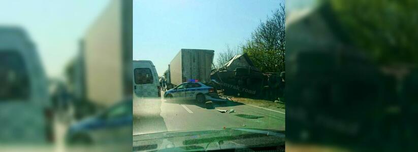 КамАЗ врезался в полицейский автомобиль, сотрудники которого оформляли ДТП с участием двух большегрузов