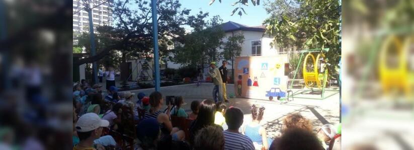 В детском реабилитационном центре «Ромашка» прошел интерактивный спектакль «Путешествие в страну дорожных знаков»