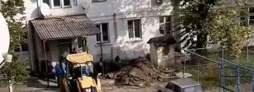 «Во двор не заехать, а трубы все капают!»: жители Новороссийска пожаловались на затянувшийся ремонт теплотрассы