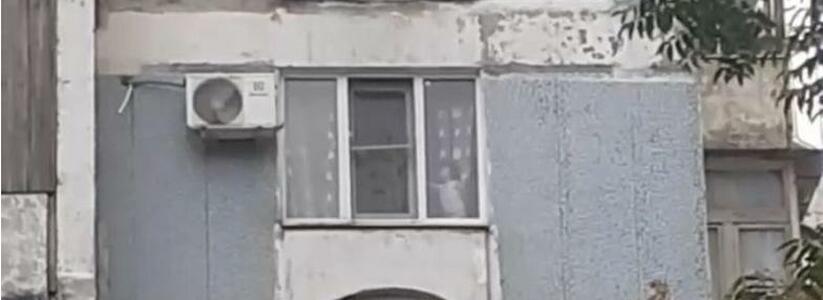 «Ребёнок просто живет на подоконнике!»: новороссийцы заметили малыша, стоящего на окне шестого этажа
